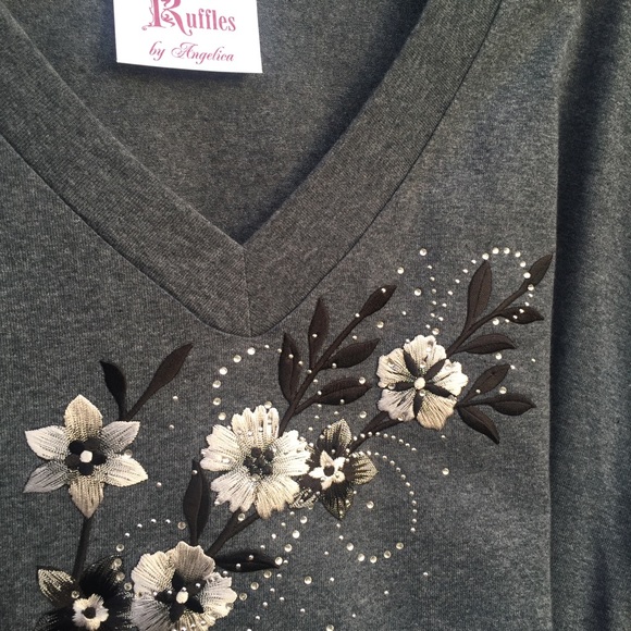 Floral embroidery rhinestone v neck Tee - Picture 4 of 4